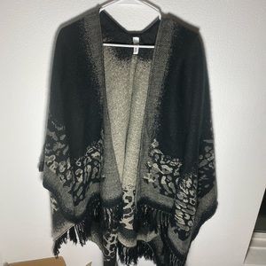 One size women’s shawl brand Accessory Street in black/gray excellent condition
